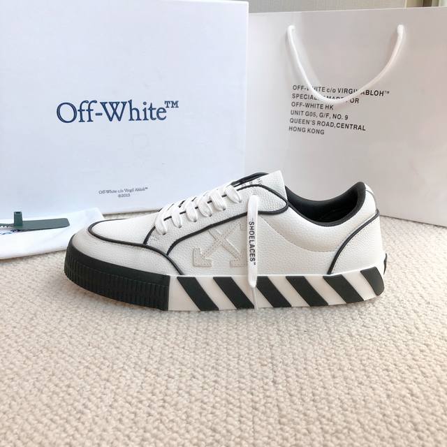 工厂价： Off White新品上新 情侣款 Off White新品上新 潮牌箭头斑马线大底，官网同步现货供应off White经典十字标撞色标志潮范十足，是经